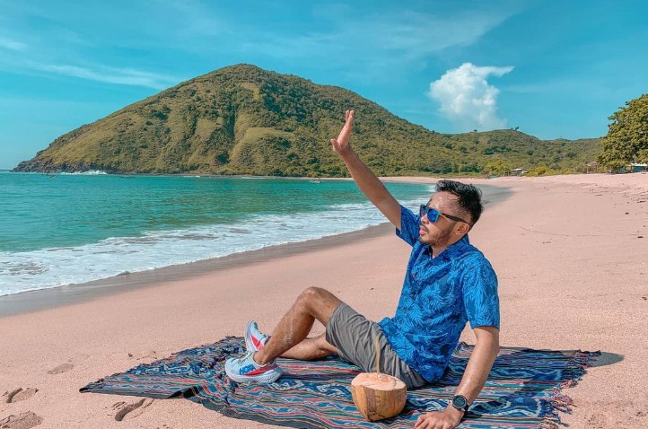 Aktivitas Menarik di Pantai Mawun Aktivitas Menarik di Pantai Mawun